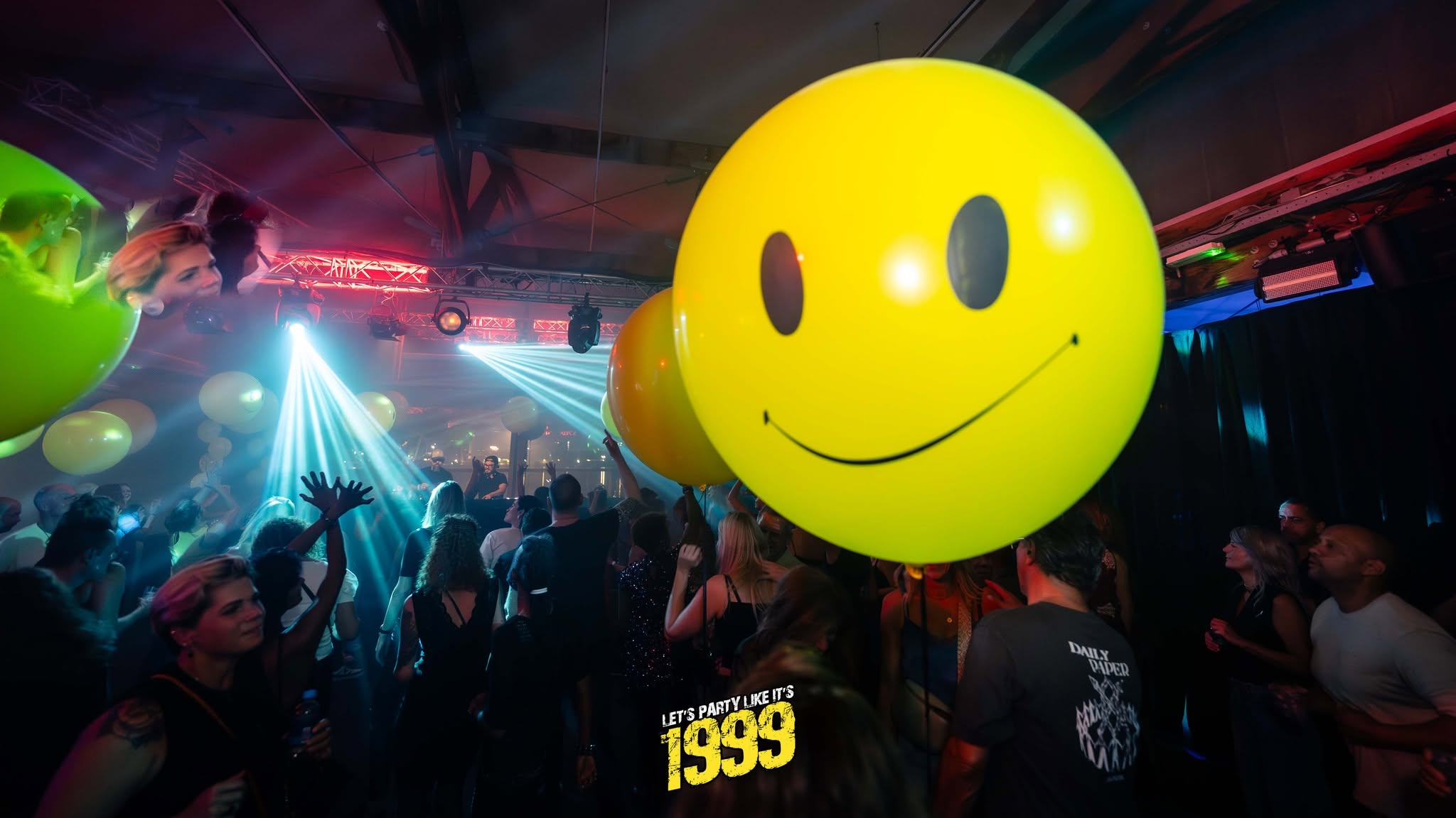 1999 op IJLand met grote gele ballonnen